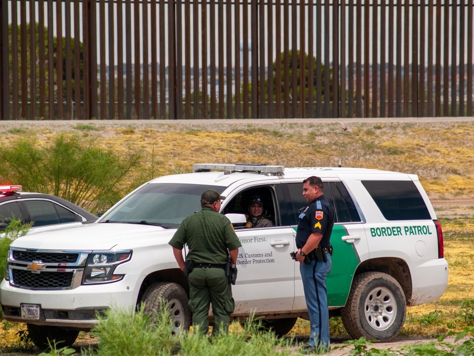 Sentencian a dos hombres por tráfico de migrantes en Texas con 53 muertos