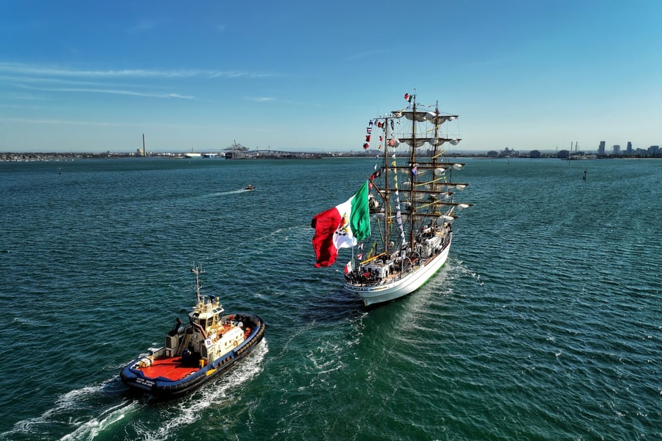 El Buque Cuauhtémoc será remolcado del lugar del accidente fatal