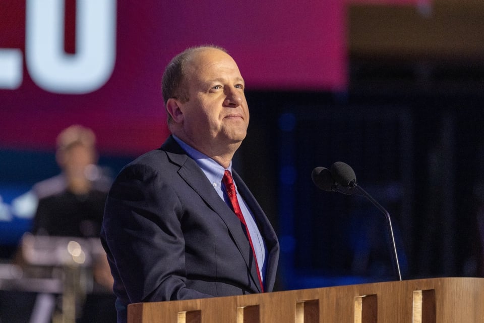Acusan al gobernador de Colorado por presunta colaboración con ICE