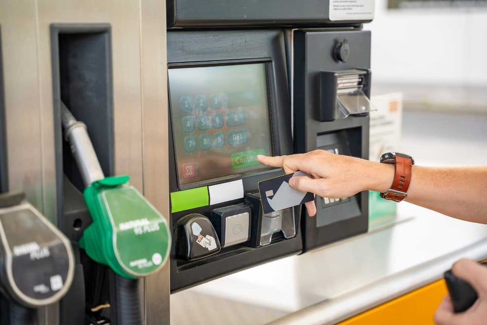 persona pagando combustible en surtidor