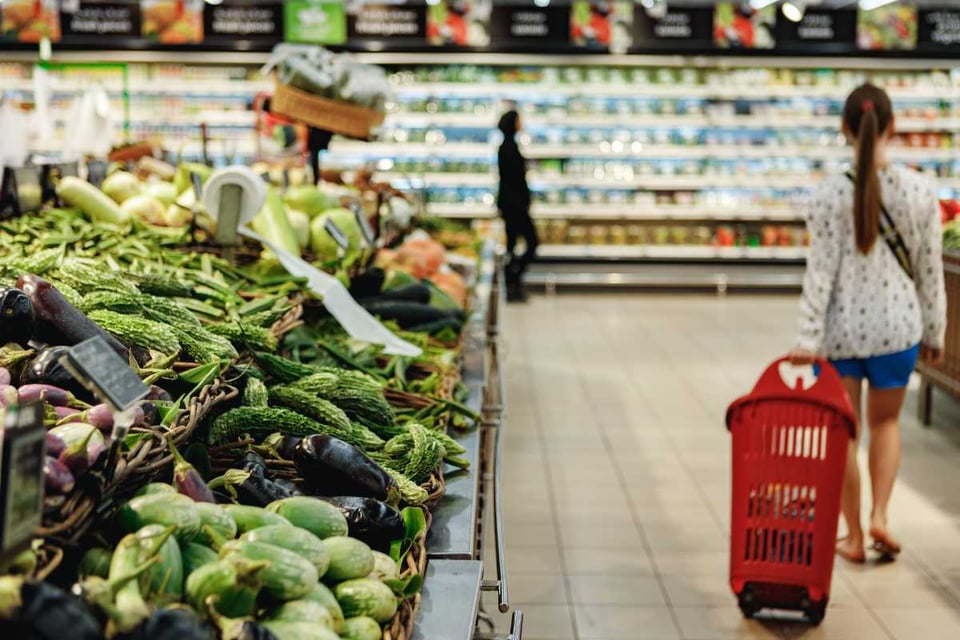 persona en supermercado sección de verduras