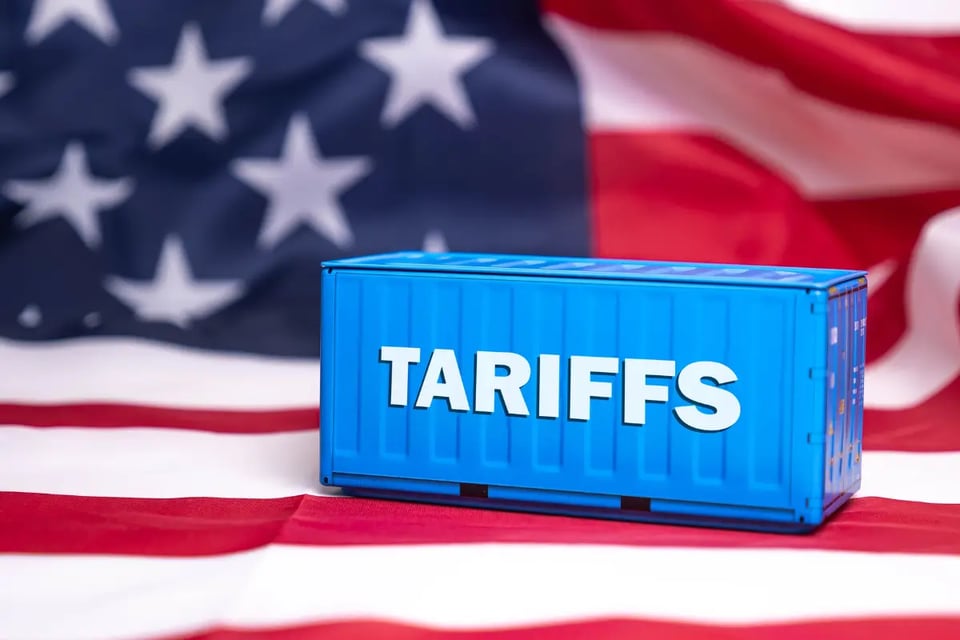 bandera y contenedor con letrero tarifas, tarifas comerciales 