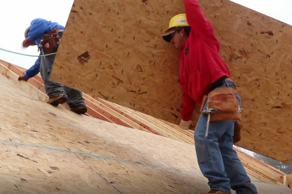 trabajadores en construcción, latinos