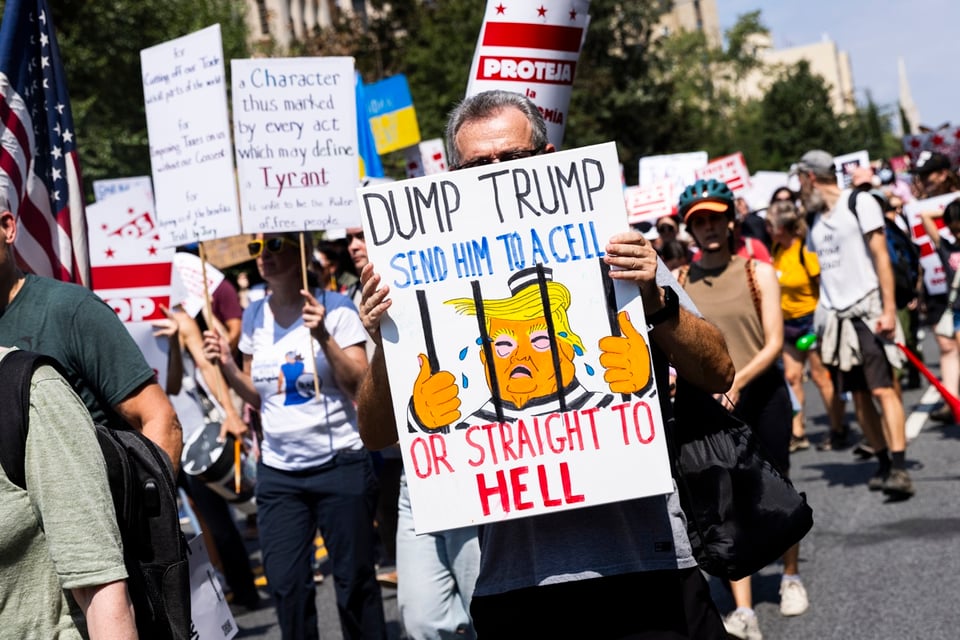 Manifestantes abuchean a Trump durante cena en Washington