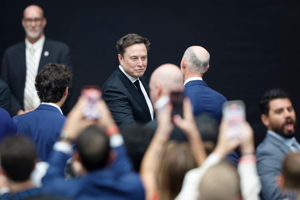 Documentos del Congreso revelan reuniones de Epstein con Musk, Bannon y Thiel featured image
