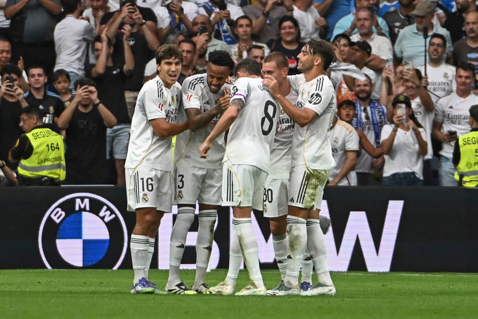 Real Madrid vence 2-0 al Espanyol y mantiene el liderato en LaLiga