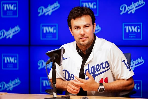 Checo Pérez lanza la primera bola con Dodgers y prepara su regreso a la F1 en 2026