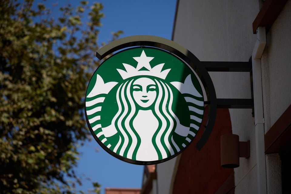 Starbucks cerrará 400 tiendas y despedirá a 900 empleados en Norteamérica