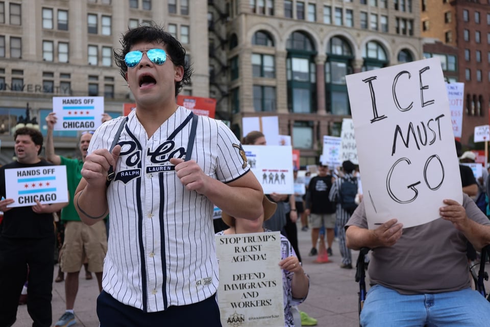 Alcalde demócrata es rociado con gas lacrimógeno durante protesta frente a ICE en Illinois