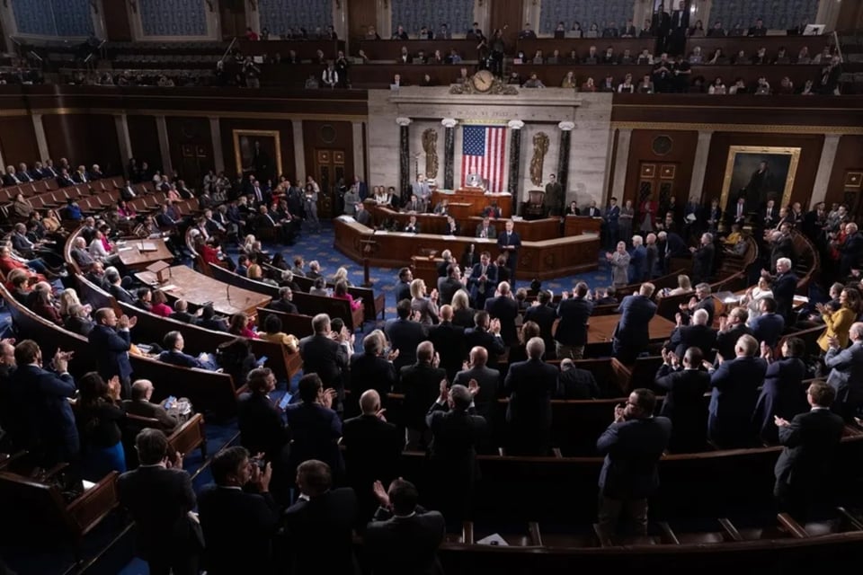 Estaciones de PBS y NPR enfrentan crisis tras recorte de fondos del Congreso