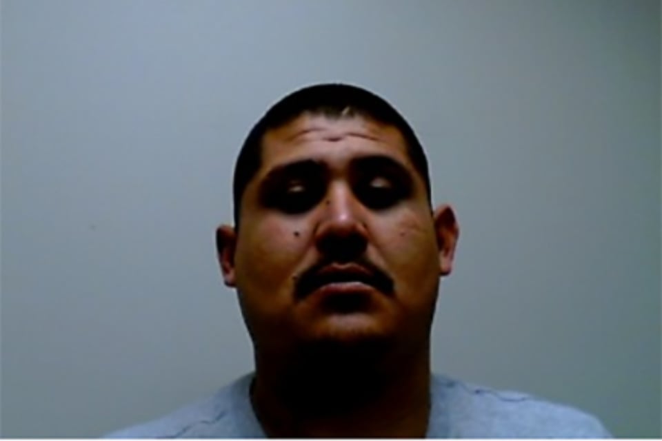 Arrestan a conductor en California por remolcar vehículo de ICE durante operativo migratorio