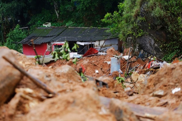 Deslizamientos e inundaciones arrasan viviendas y carreteras en el sur de California