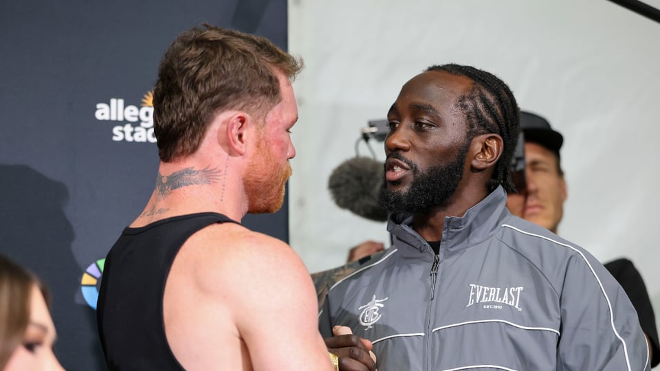Crawford derrota al Canelo y le devuelve los cinturones