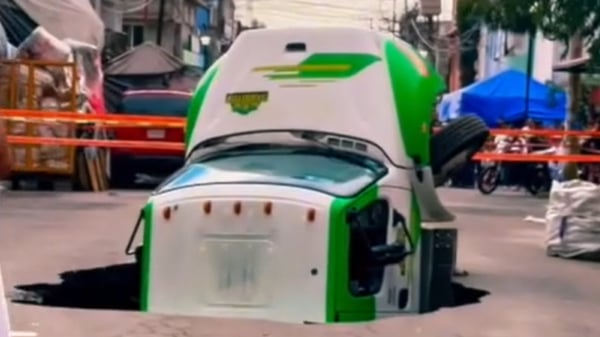 Camión de jarritos cae en socavón de 8 metros