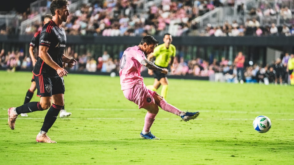 Messi brilla con doblete y acerca al Inter Miami a Playoffs