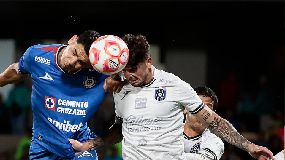 Cruz Azul y Querétaro empatan en un duelo con golazos y expulsiones