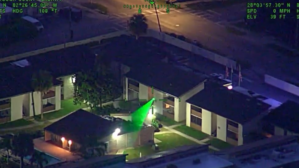 Adolescente de 13 años arrestado tras apuntar con láser a un helicóptero en Tampa