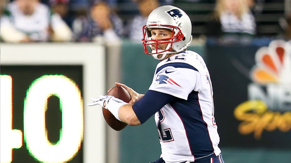 Tom Brady sale del retiro para volver a jugar