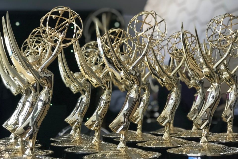 “The Studio” arrasa en los Emmy con ‘Adolescence’ y ‘The Pitt’; marca récord histórico con 13 premios featured image
