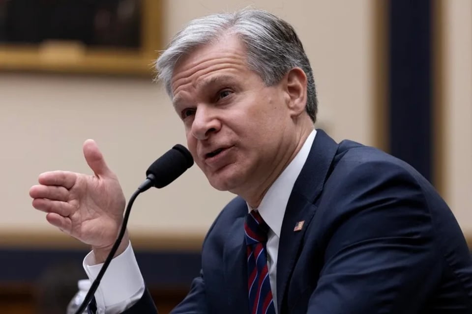 Trump acusa a Christopher Wray de infiltrar agentes del FBI en el asalto al Capitolio