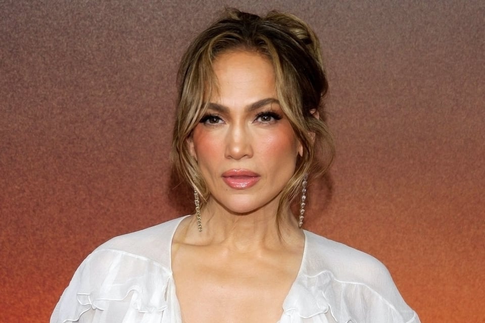 JLo deslumbra en gala con vestido floral transparente dejando al descubierto sus ‘braguitas’