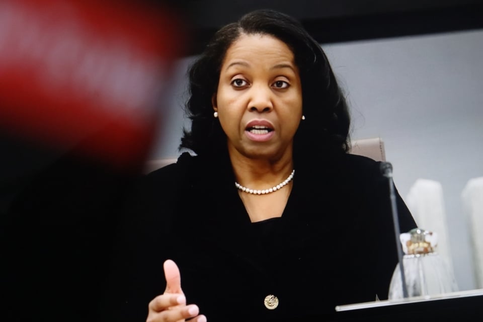 Jueza bloquea intento de Trump de destituir a Lisa Cook