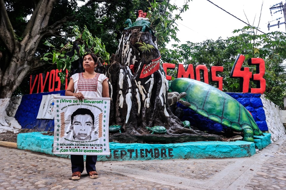 Familias del caso Ayotzinapa exigen extradición de presuntos responsables desde Israel y Estados Unidos