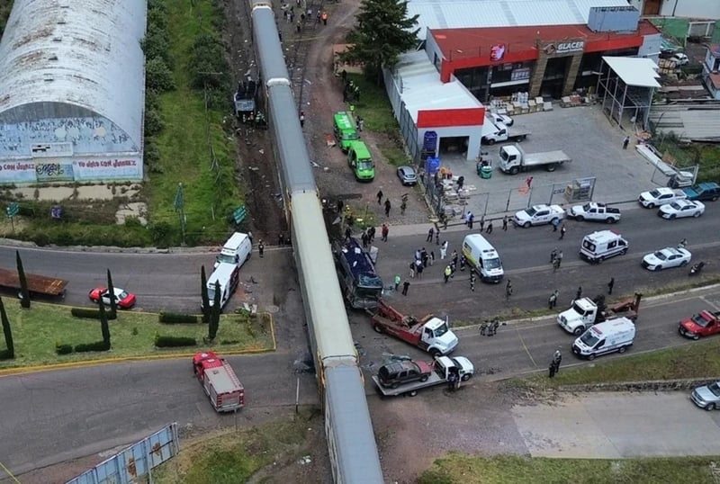 Tragedia en México: choque de tren contra autobús deja al menos 10 muertos y decenas de heridos