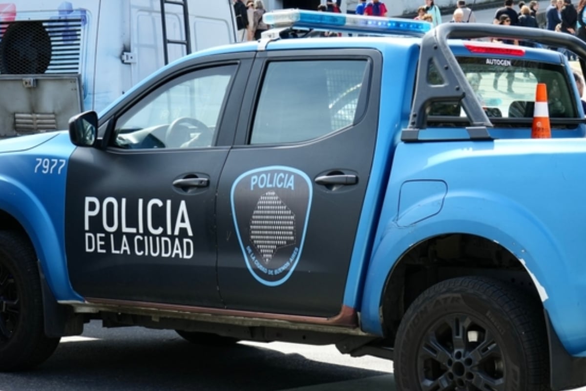 Joven hispano es apuñalado cinco veces en riña escolar frente a su madre en Buenos Aires