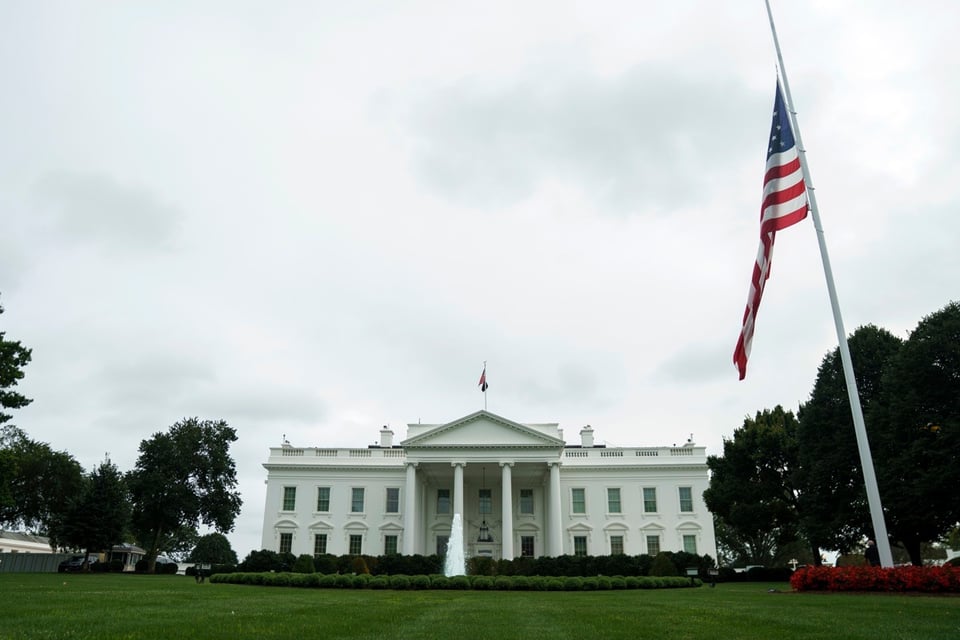 Trump ordena ondear banderas a media asta por asesinato de Charlie Kirk
