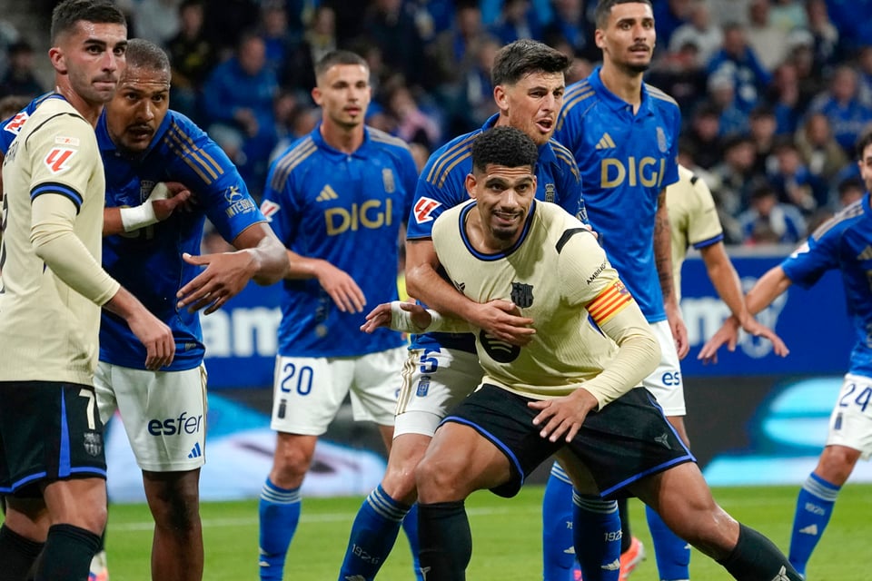 Barcelona remonta en el Tartiere y vence al Oviedo