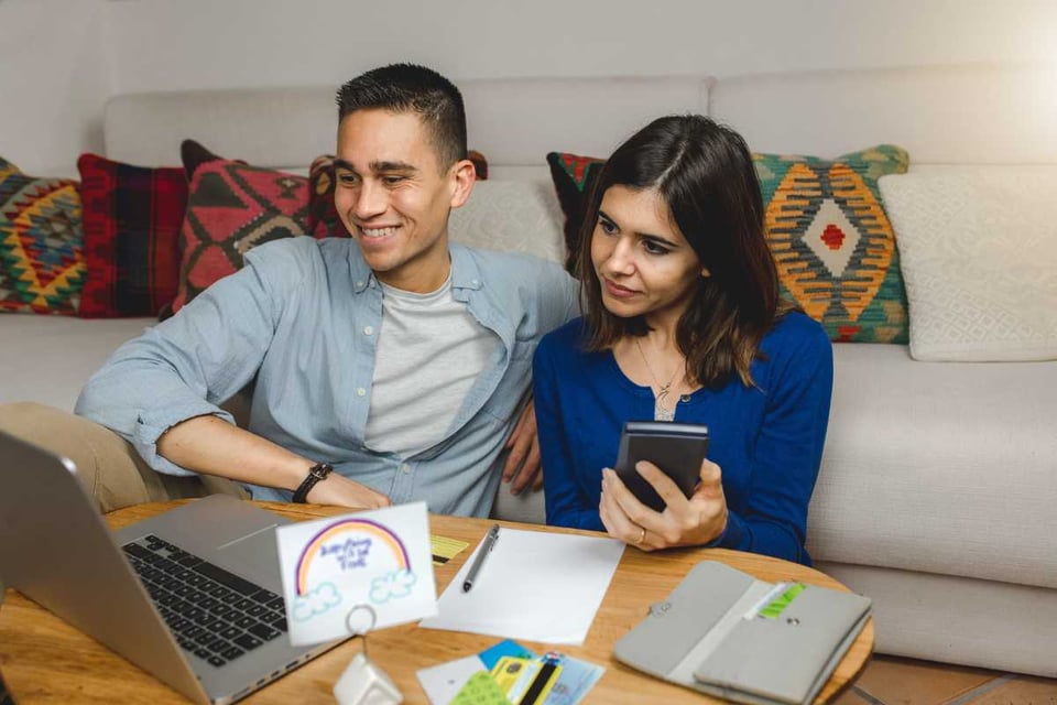 ¿Los hispanos sufren de inseguridad económica en EE.UU.? Menos de la mitad no pueden cubrir un imprevisto de $400 featured image