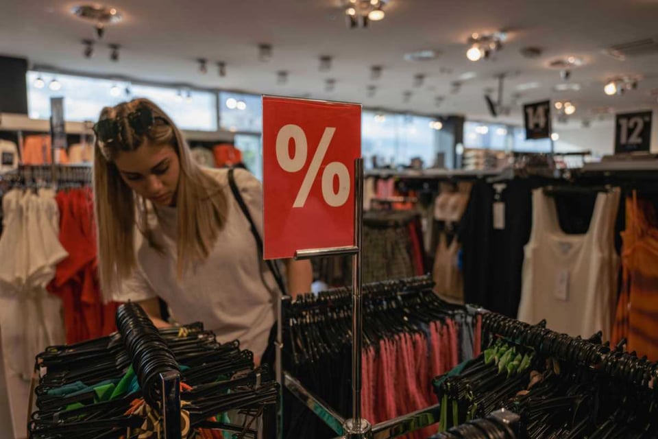mujer comprando en tienda