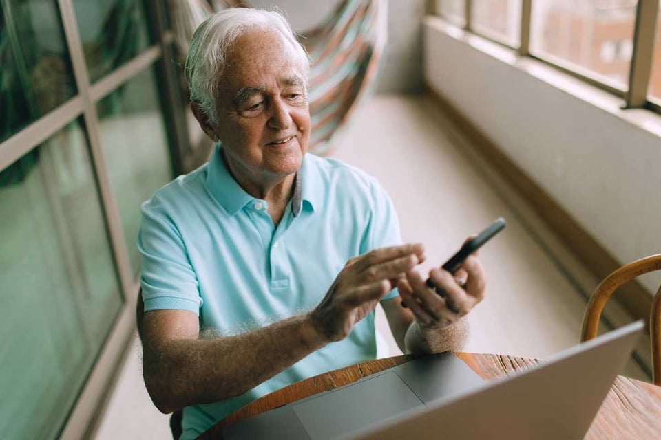 jubilado revisando su telefono