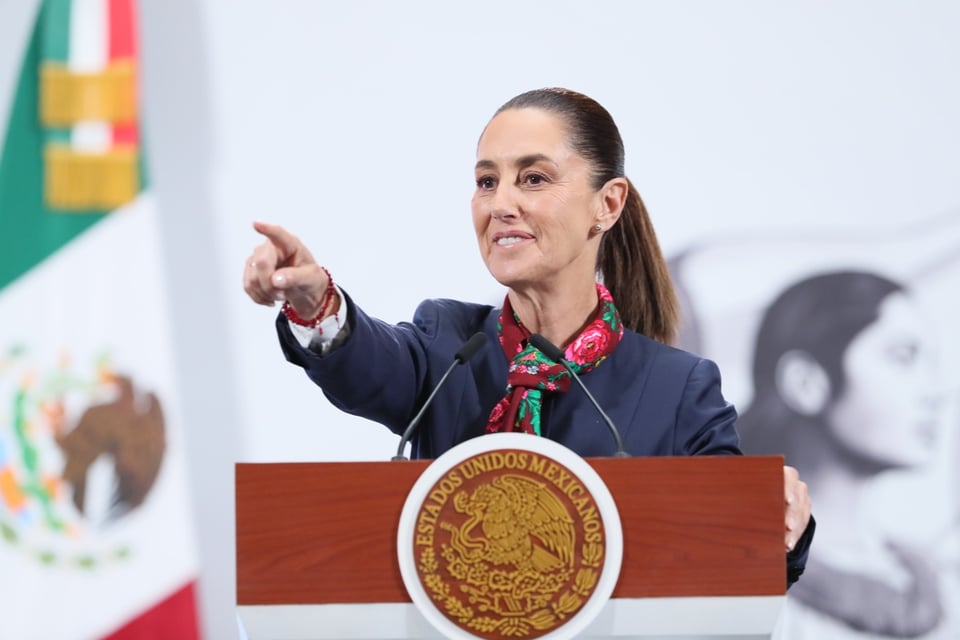 Mientras Trump sigue bajando su aprobación, presidenta de México recibe buena noticia