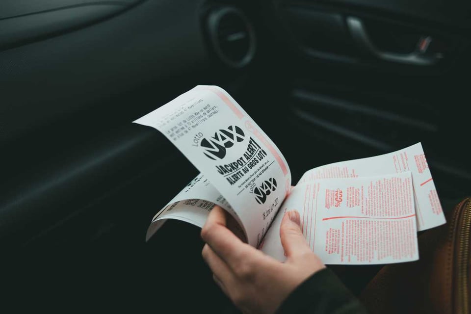 persona con boletos de lotería en la mano
