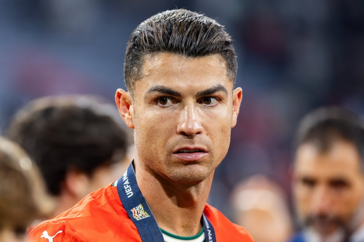 Cristiano Ronaldo desata polémica al empujar a un fan que buscaba una selfie