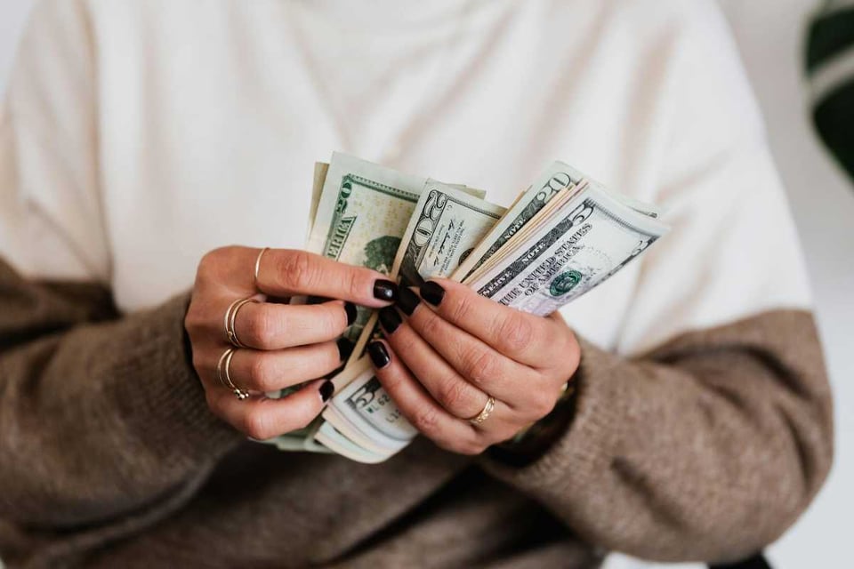 persona contando dinero efectivo