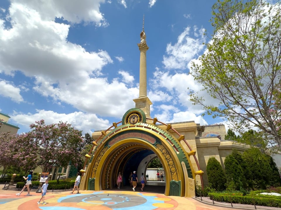 Muere un hombre tras montar la montaña rusa Stardust Racers en Epic Universe