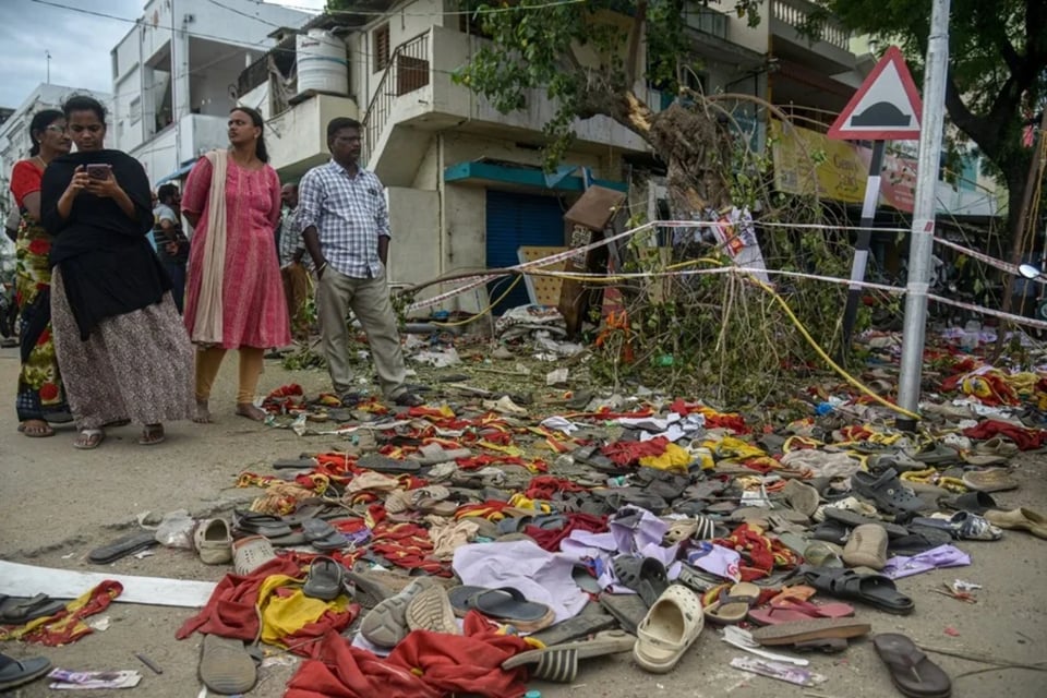 Elevan a 40 los muertos en estampida en India y crece la crisis política
