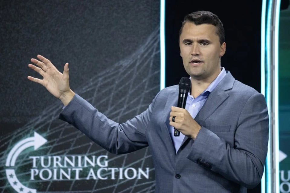 padres de asesino, Tyler Robinson, Charlie Kirk MundoNOW, Parents Convinced Charlie Kirk Murder Suspect Not to Commit Suicide and Surrender