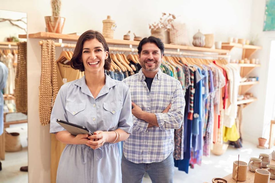 pareja de emprendedores latinos en negocio