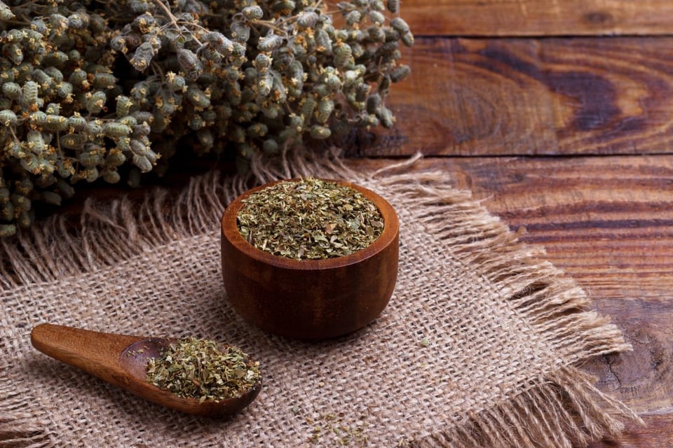Aceite de orégano: El enemigo natural de bacterias y hongos en los alimentos featured image