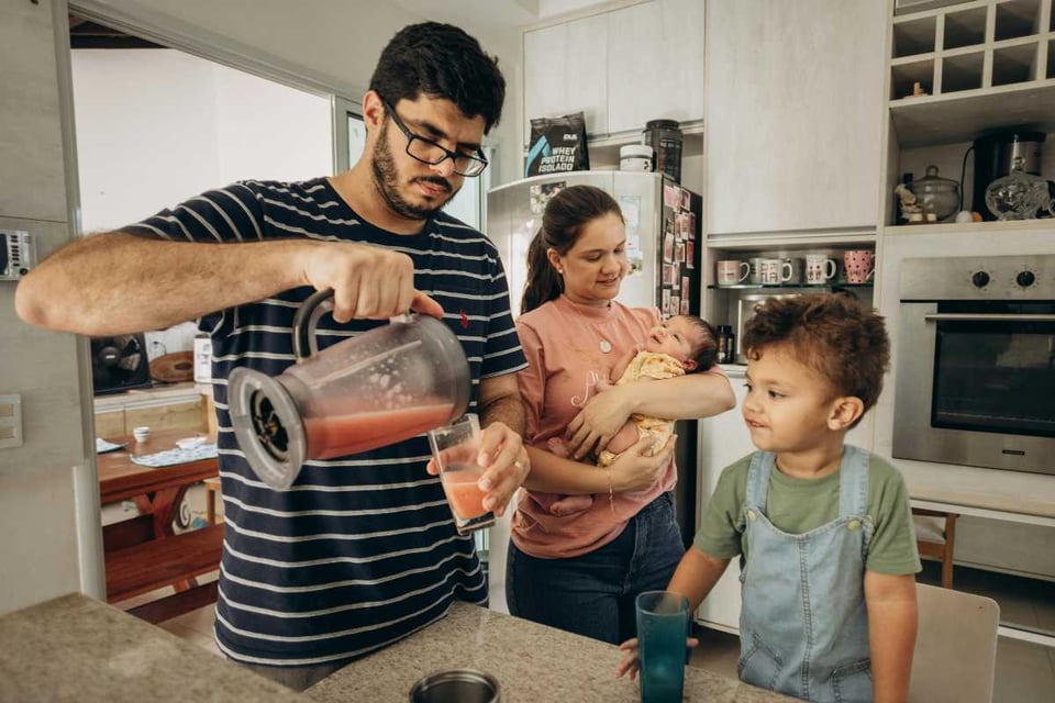 familia disfrutando una comida