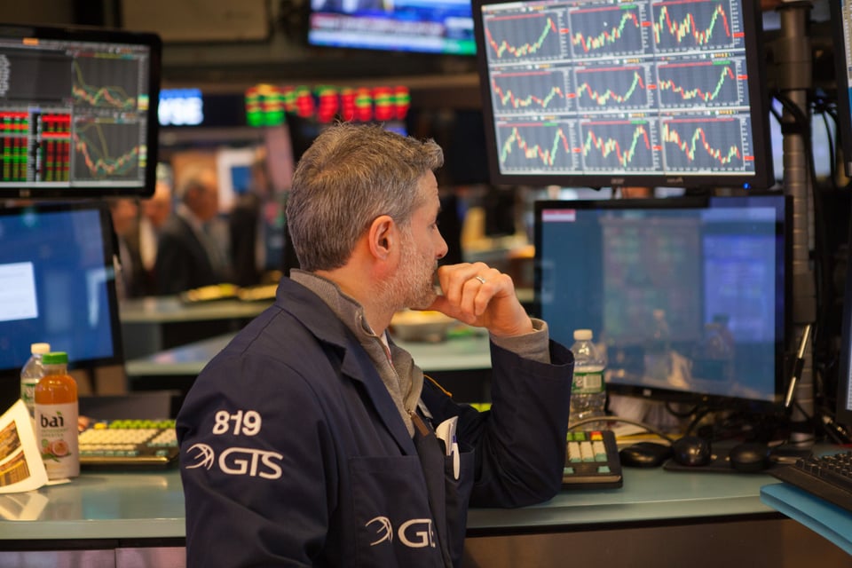 corredor de bolsa viendo monitores