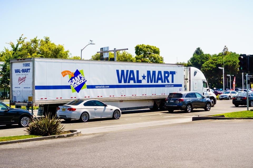 Accidente mortal en Florida deja un fallecido tras choque entre camión de Walmart y SUV