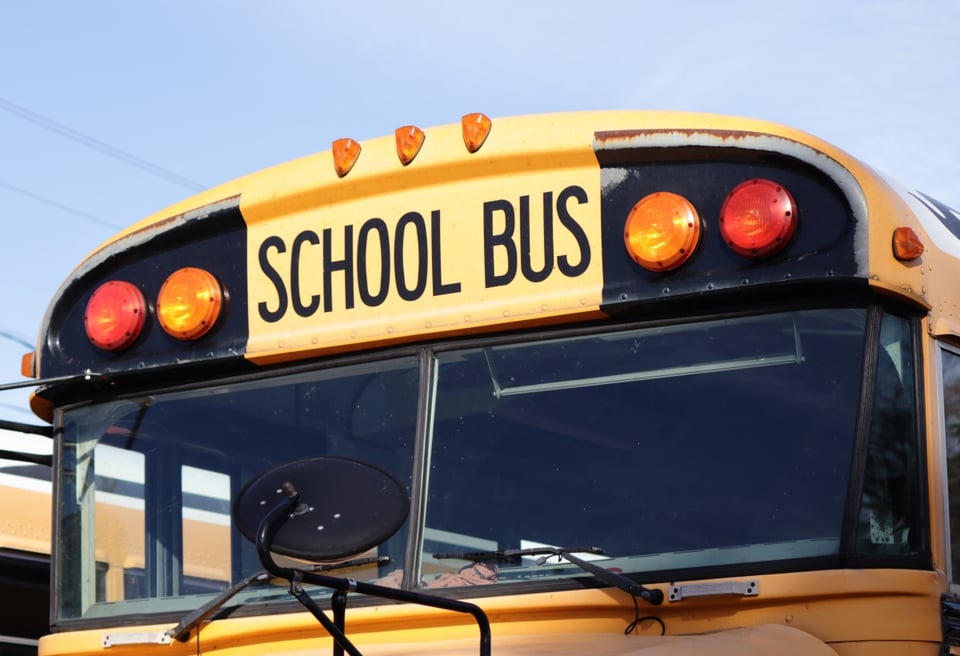 Autobús escolar de Oklahoma vuelca y deja ocho heridos