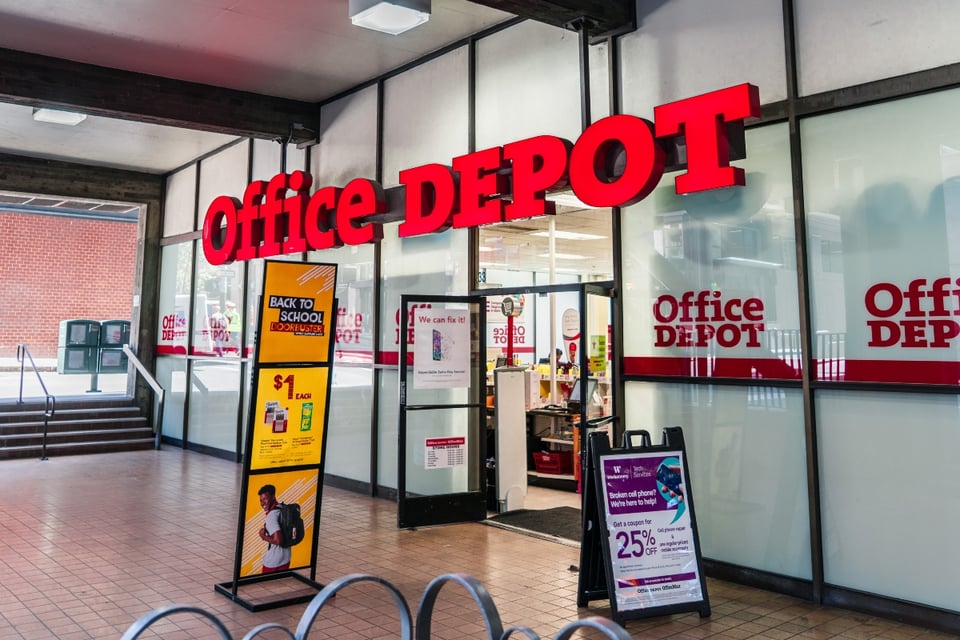 Office Depot despide a trabajador tras polémica por carteles en honor a Charlie Kirk