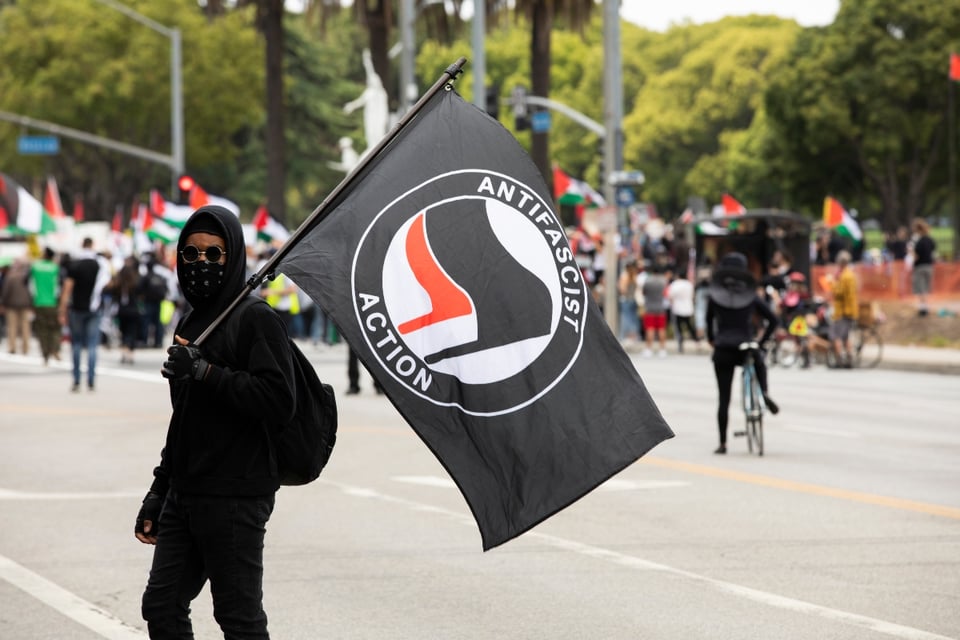 Trump designa a Antifa como “gran organización terrorista” tras asesinato de Charlie Kirk