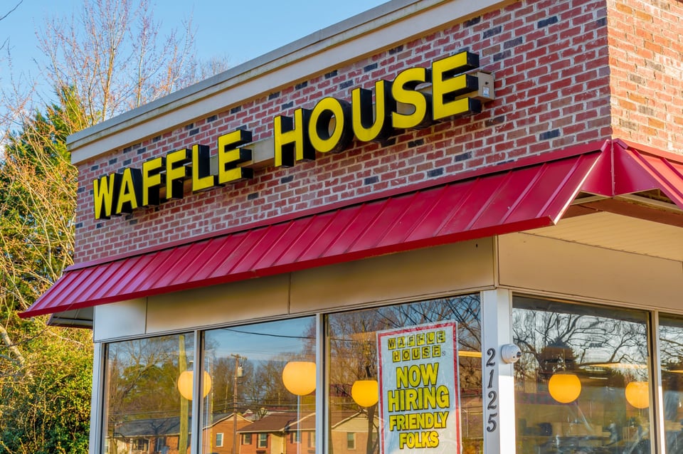 Trabajador de Waffle House atacado por grupo de adolescentes en condado de Cobb